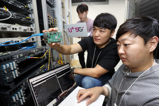 LG유플러스 마곡사옥에서 직원들이 양자내성암호 기술이 적용된 모듈을 점검하고 있다.    LG유플러스 제공